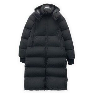 Moncler Black logo patch hooded zip-up long-sleeve down jacket